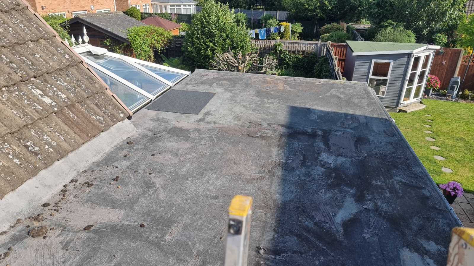 Flat roof with skylight before repair work