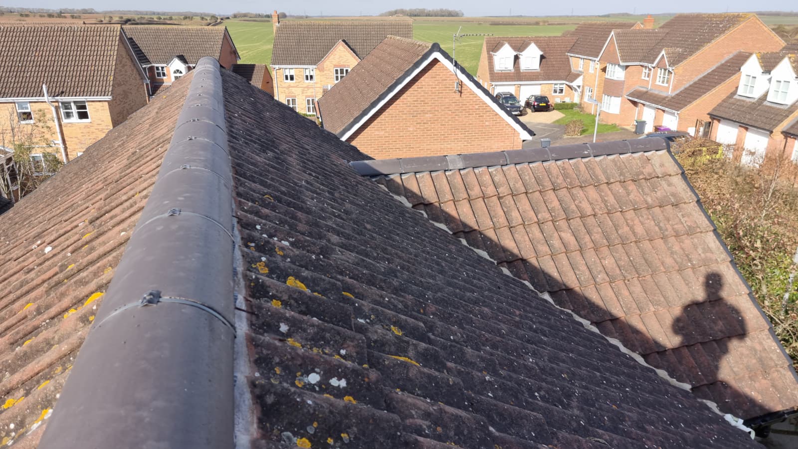 Ridge tile dry-fix installation with EasyTrim RidgeFit Plus system